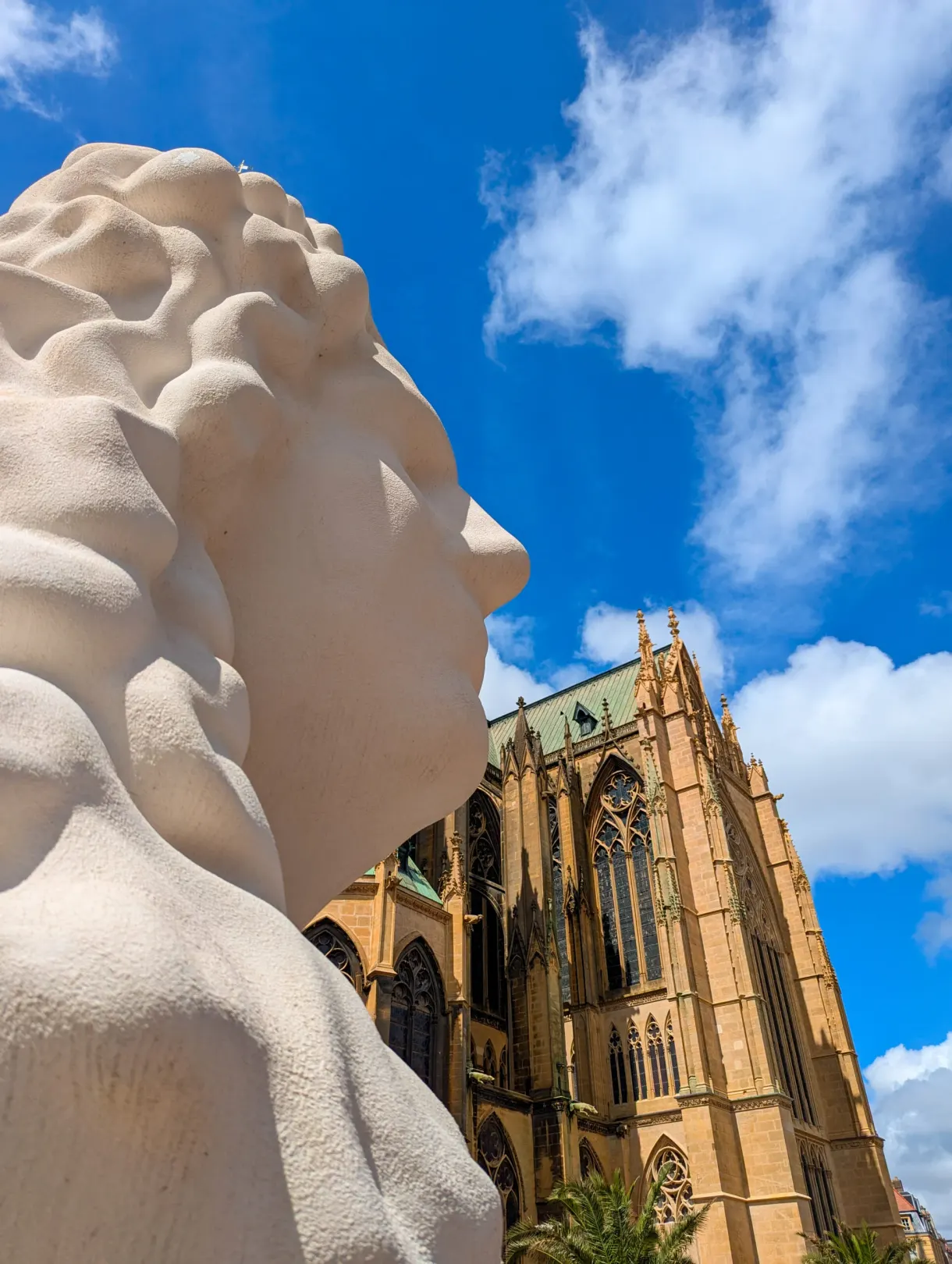 Tête de lion sculptée au premier plan et chevet de la cathédrale Saint-Étienne
