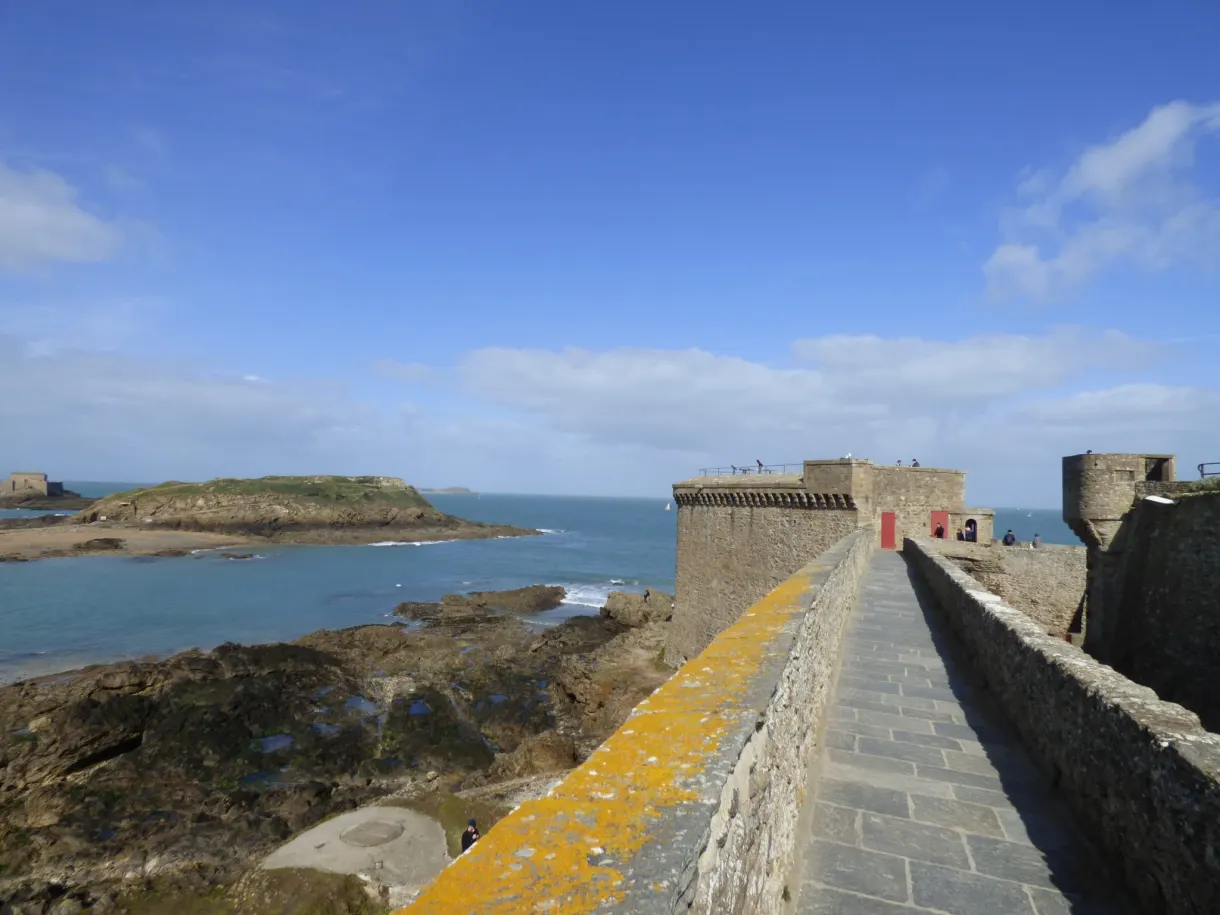Bastion des remparts face aux îlots rocheux et à la mer turquoise