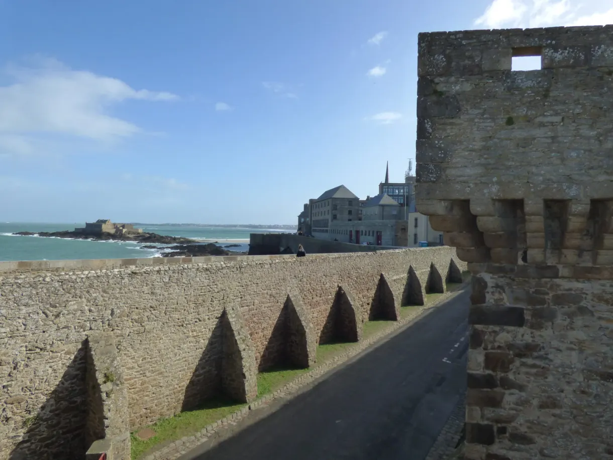 Contreforts triangulaires du rempart et tour de guet