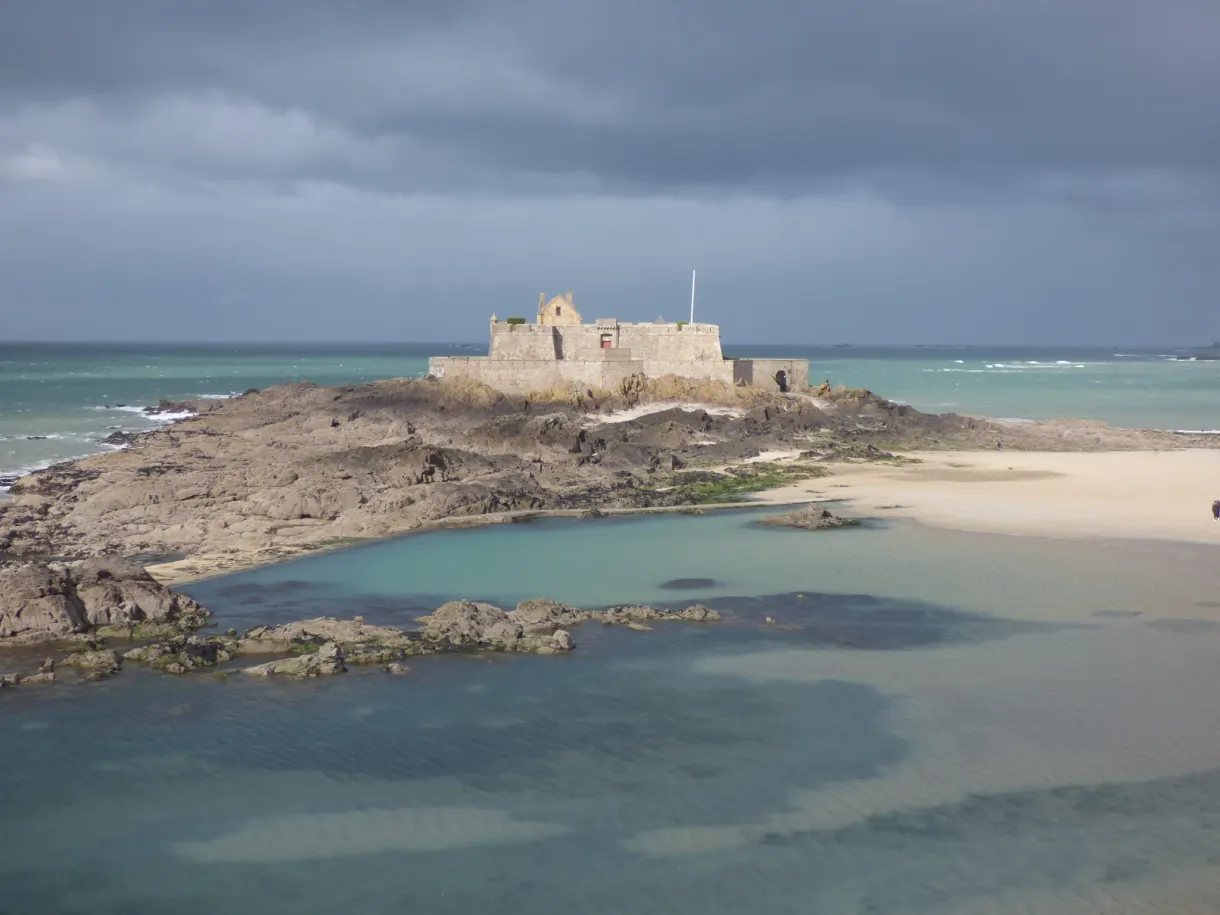 Fort National sur son rocher entouré de sable mouillé