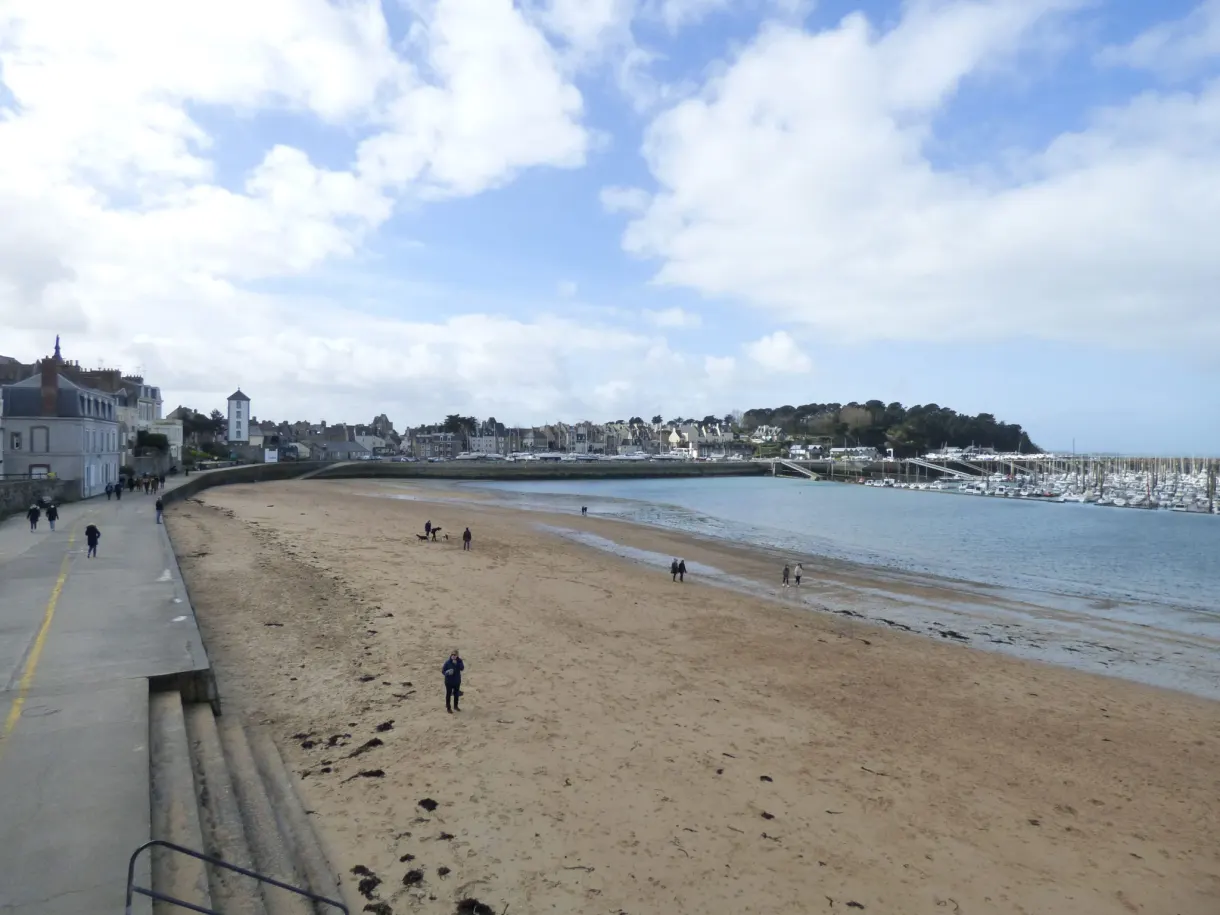 Promenade du front de mer longeant la plage à marée basse
