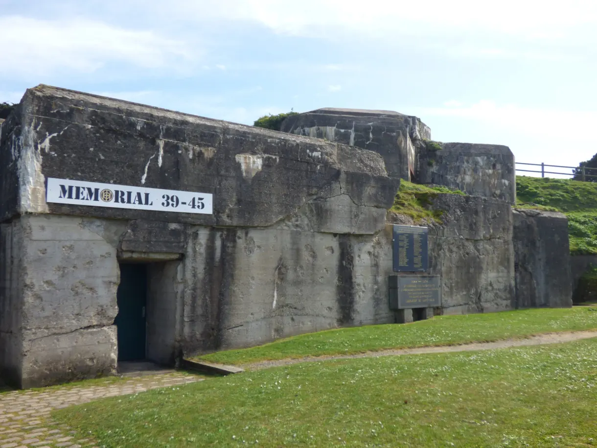 Blockhaus de béton portant l'inscription Mémorial 39-45