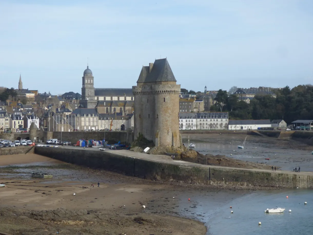 Tour Solidor dressée au-dessus du port asséché
