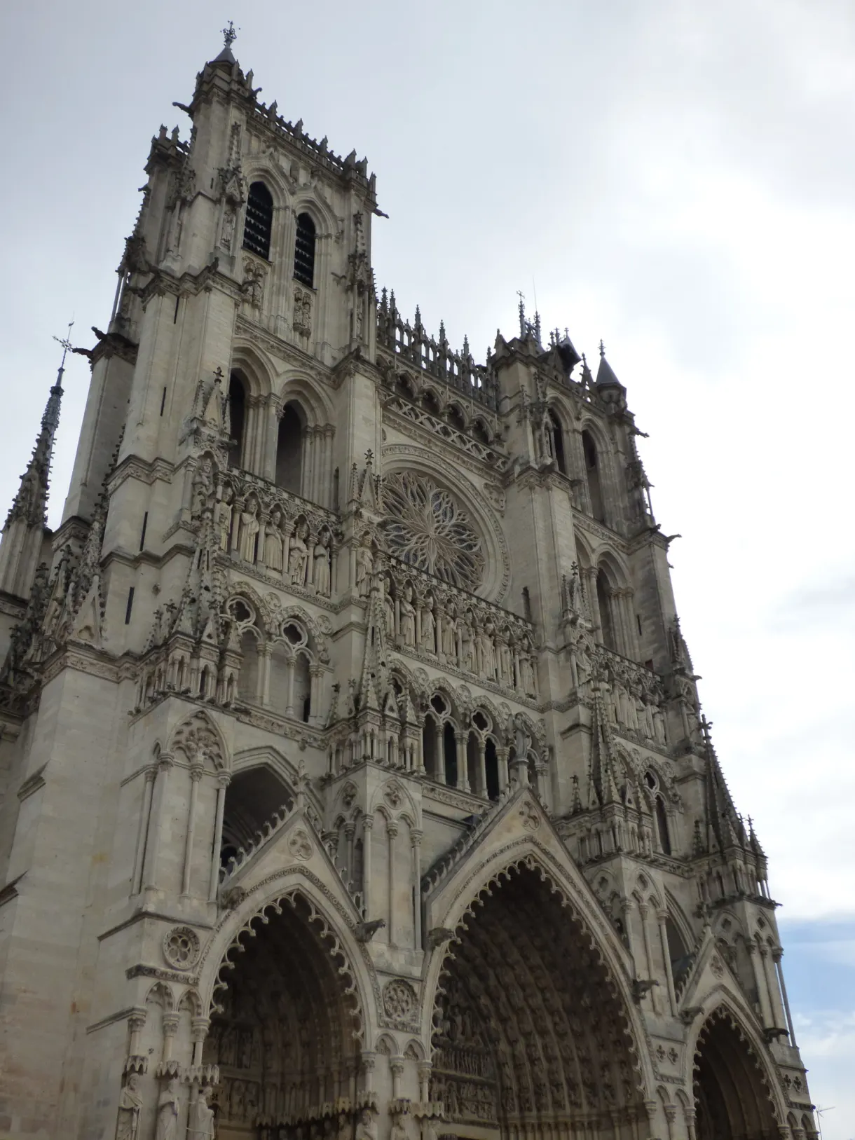 Contre-plongée sur la façade gothique de la cathédrale d'Amiens