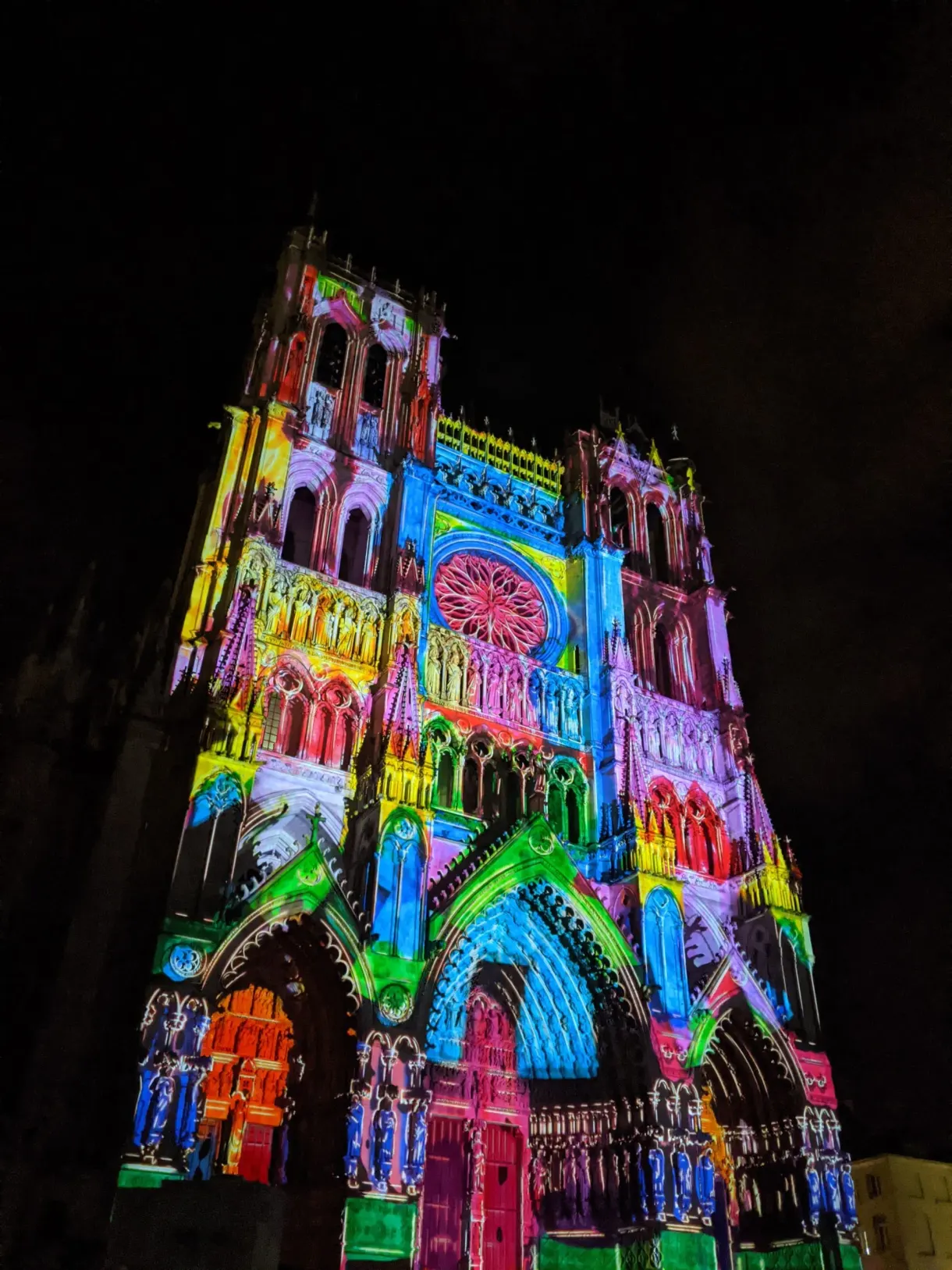 Façade de la cathédrale peinte de couleurs vives par la lumière