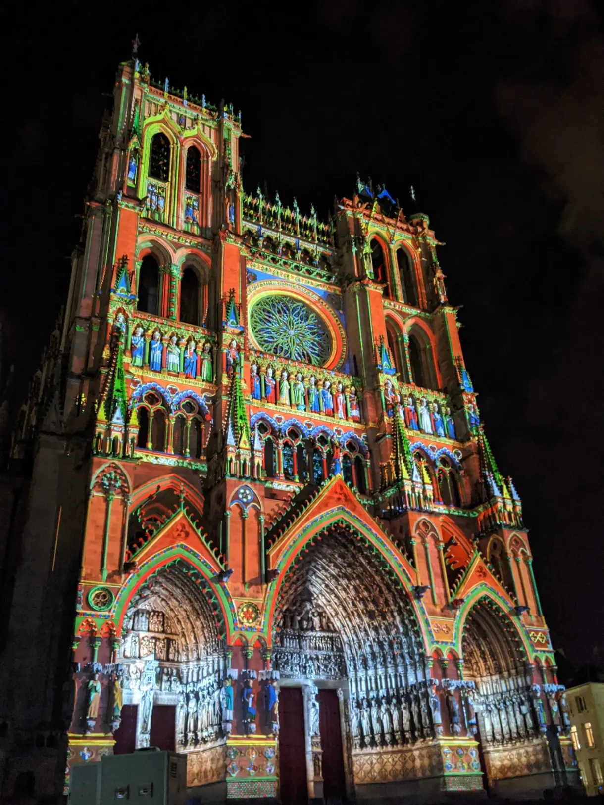 Portails de la cathédrale illuminés d'orange et de bleu