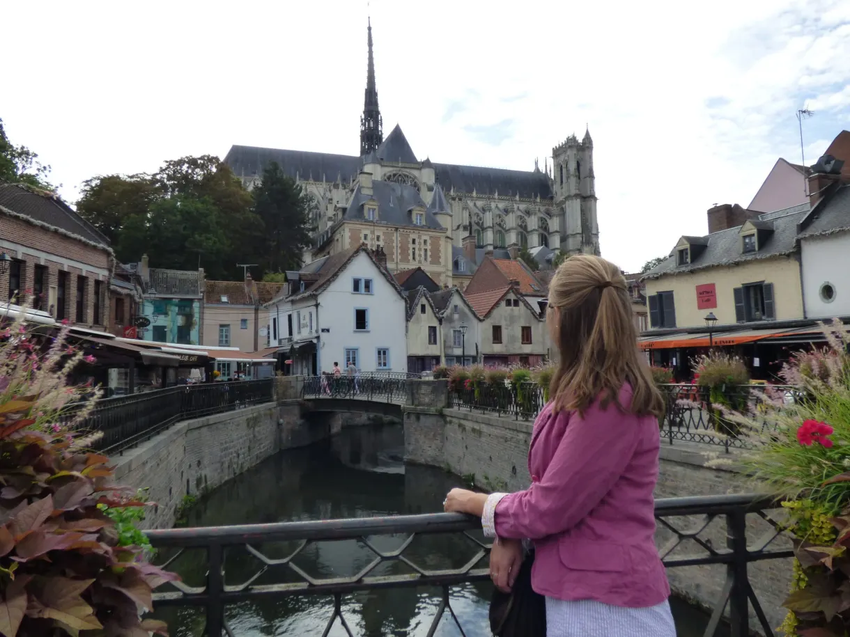 Promeneuse accoudée au garde-corps devant le canal Saint-Leu