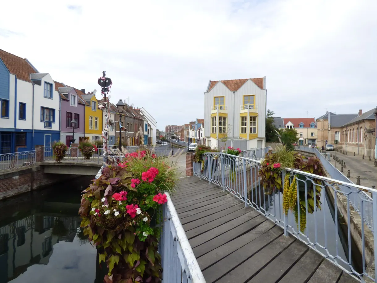 Passerelle fleurie enjambant le canal du quartier Saint-Leu