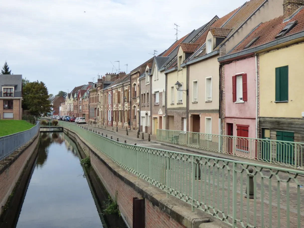 Canal rectiligne entre les quais et les façades pastel