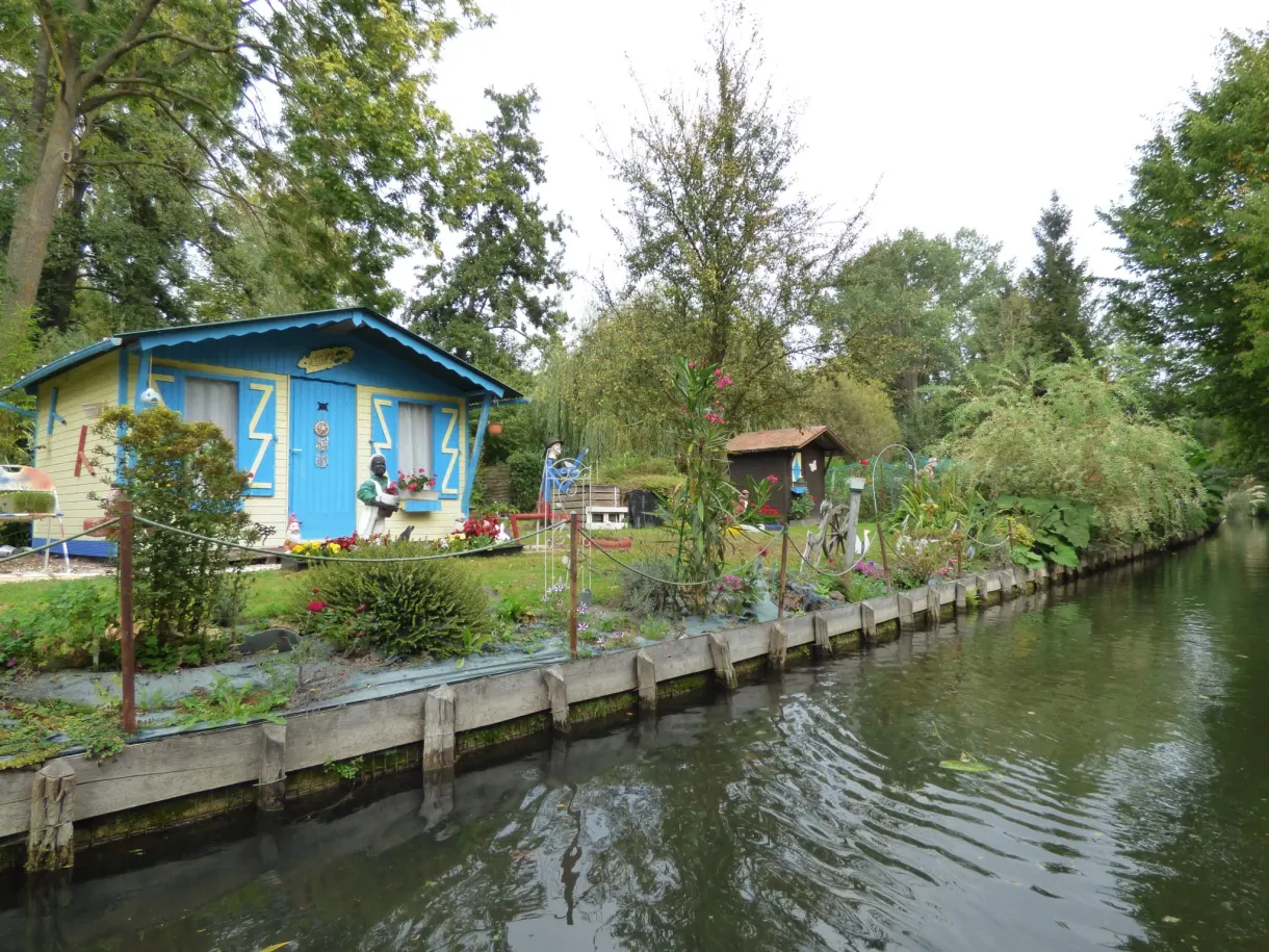 Cabanon bleu de jardinier au bord du canal des hortillonnages