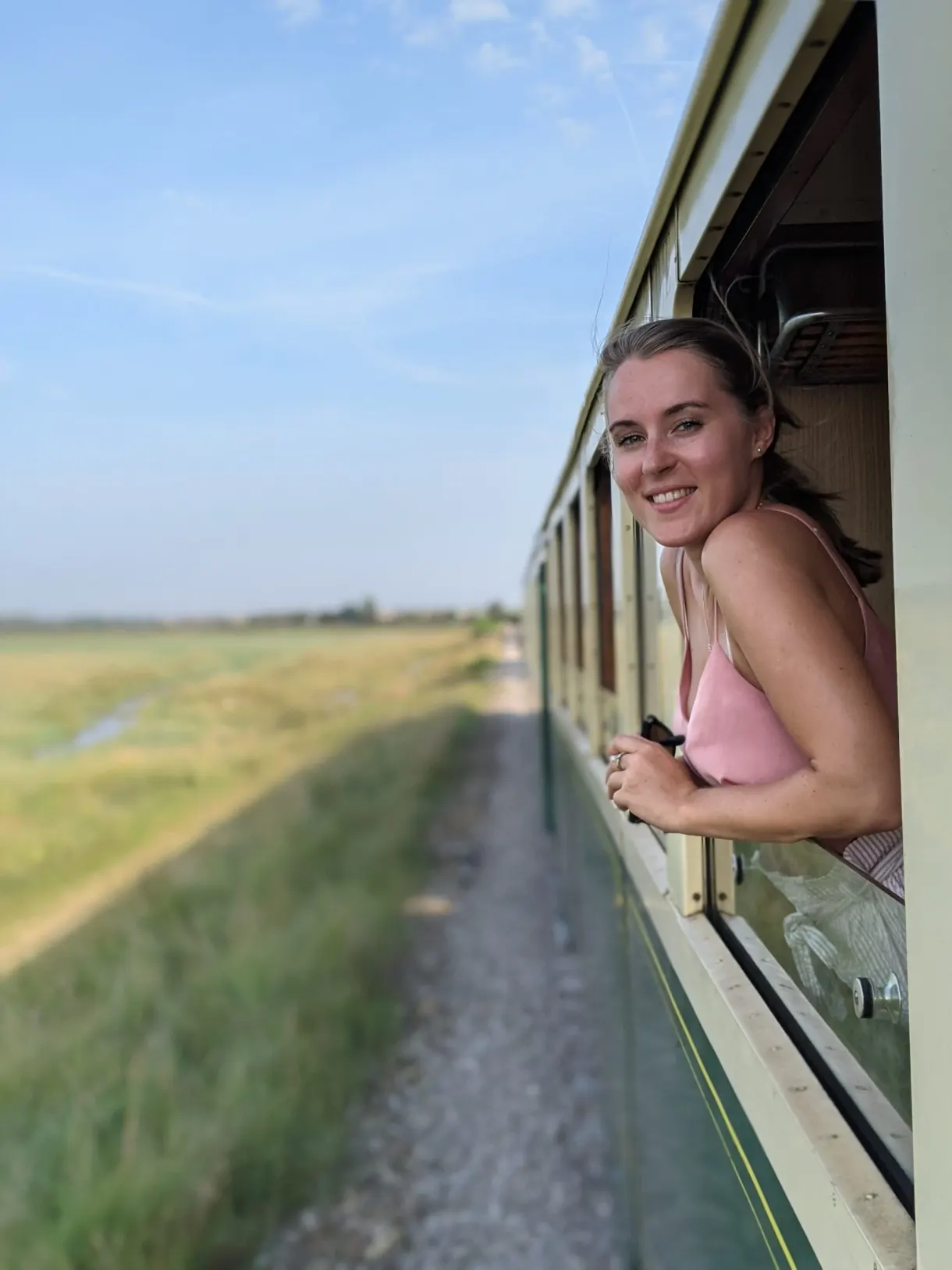 Voyageuse penchée à la fenêtre du train à vapeur
