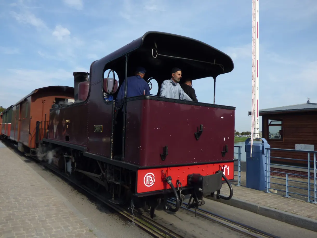 Mécaniciens à bord de la locomotive bordeaux au passage à niveau