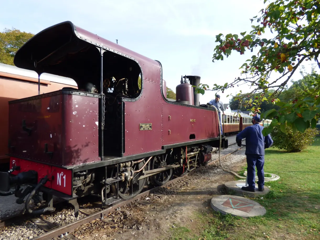 Locomotive bordeaux numéro 1 à l'arrêt le long du quai