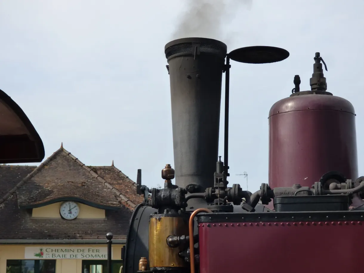 Gros plan sur la cheminée et les cuivres de la locomotive