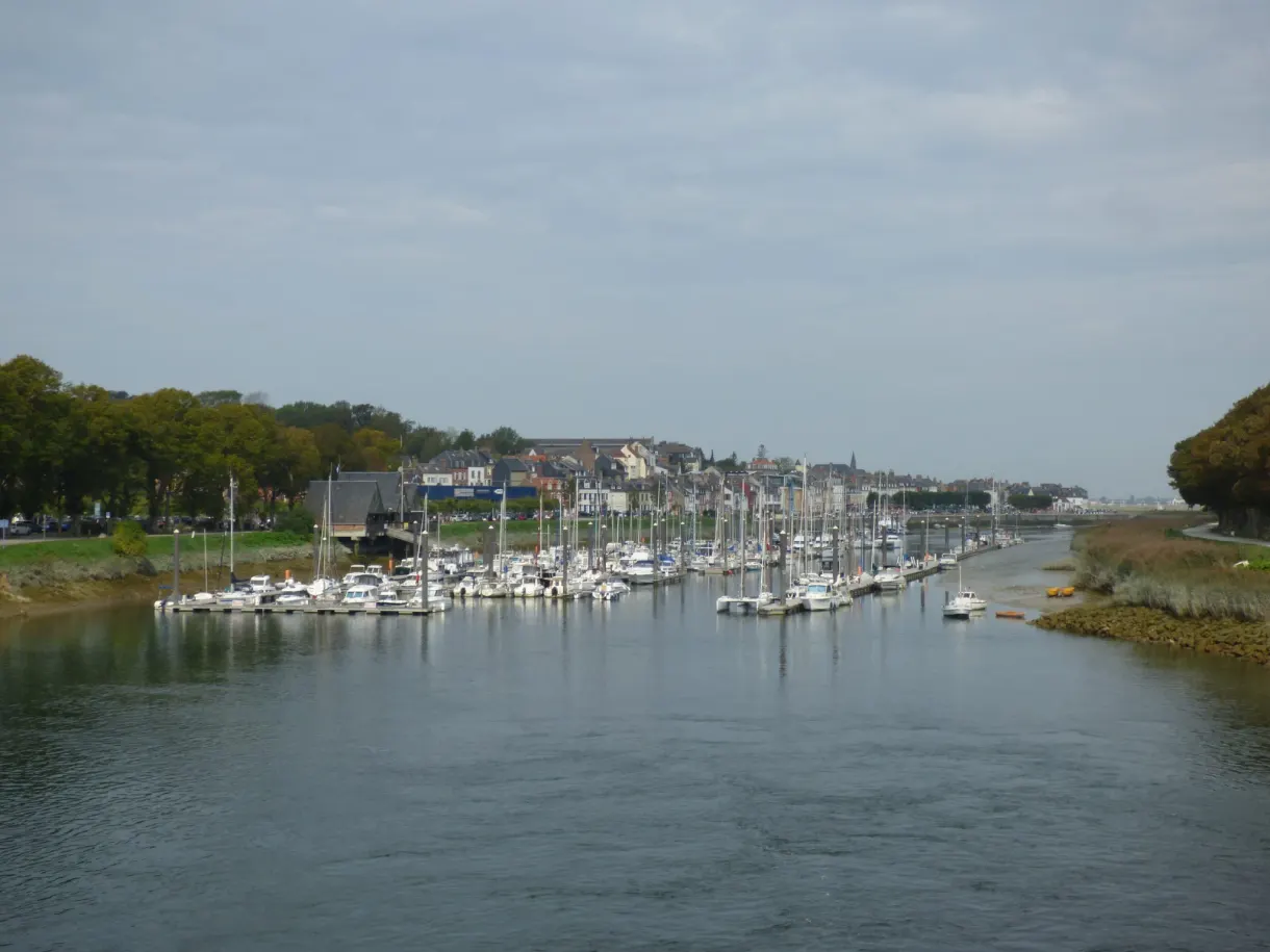 Port de plaisance de Saint-Valéry adossé aux maisons de la ville