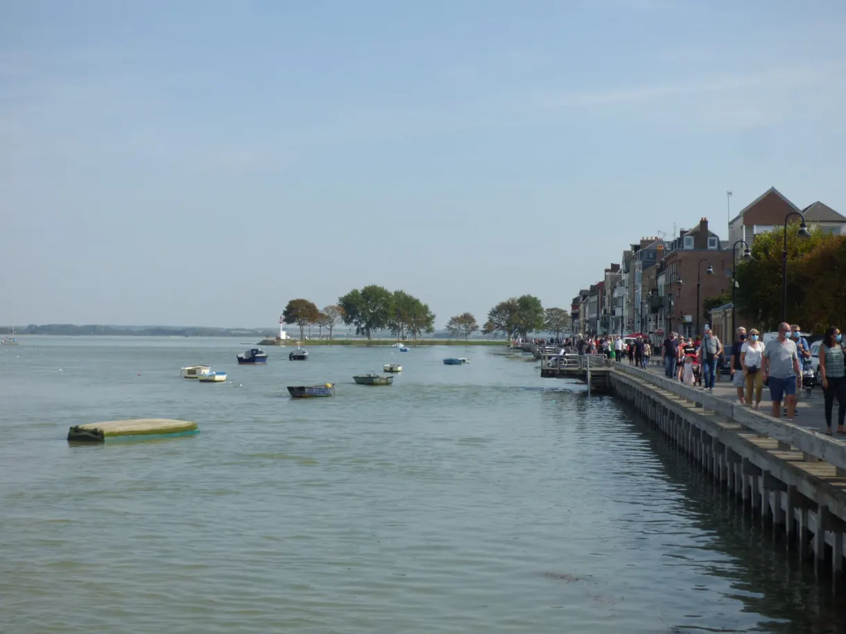 Quai animé longeant l'estuaire et ses bateaux au mouillage