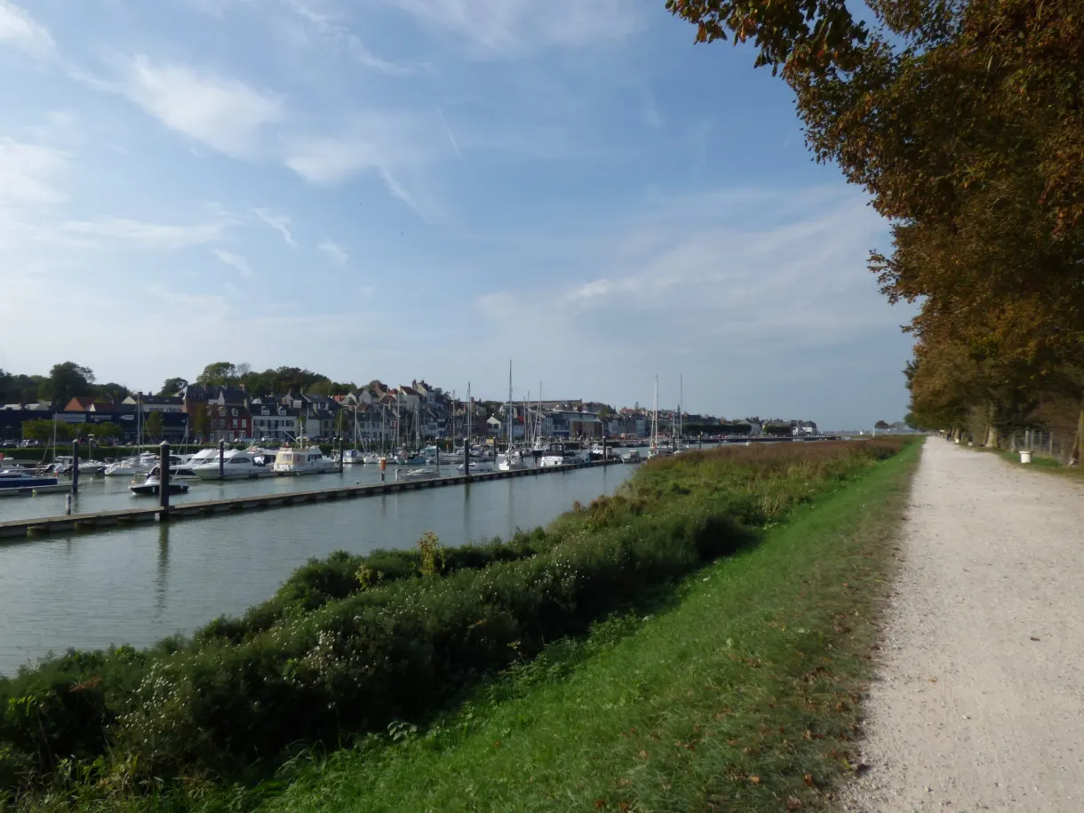 Chemin de halage bordant les pontons du port de plaisance
