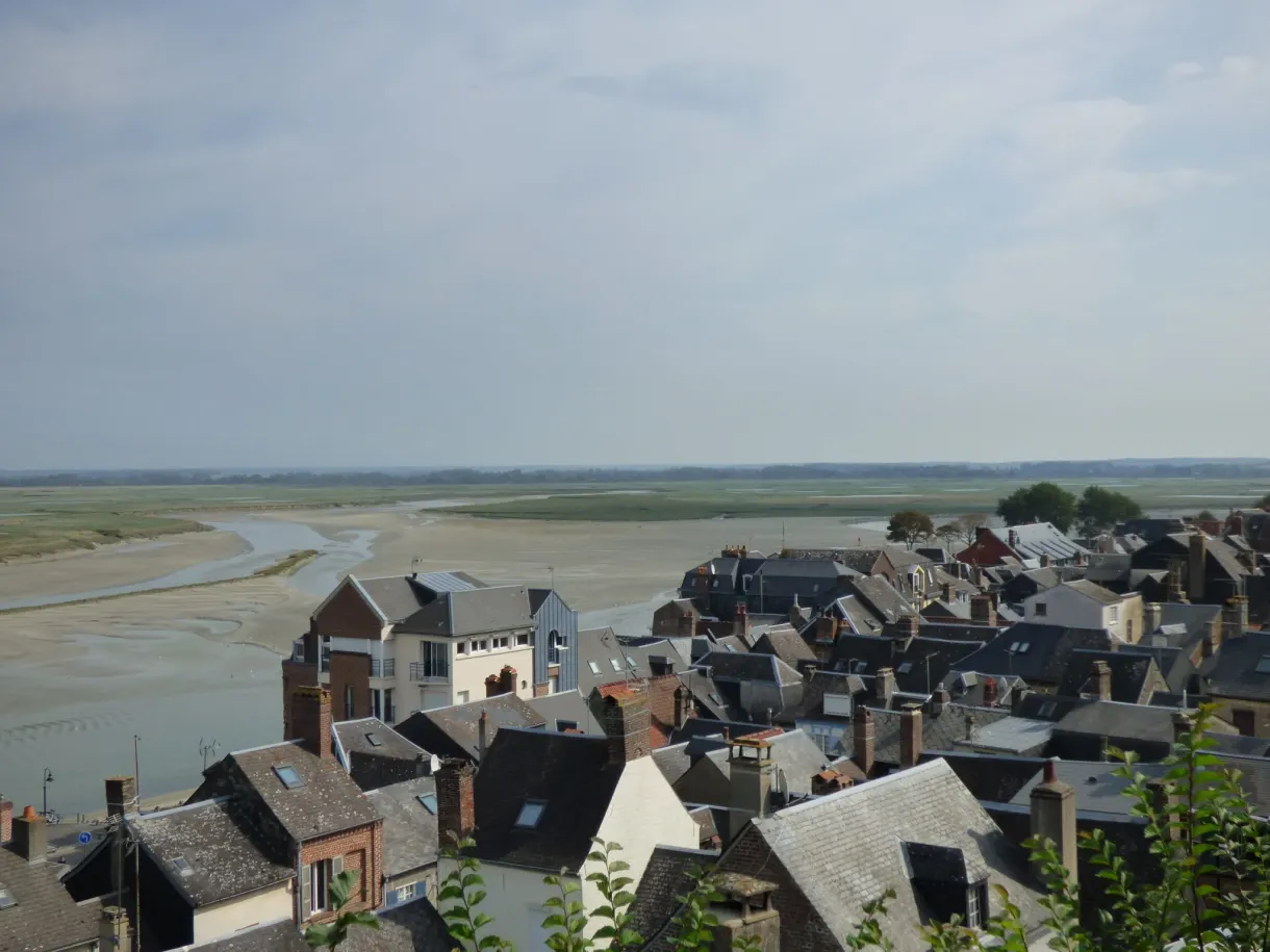 Toits de la ville basse et baie découverte par la marée