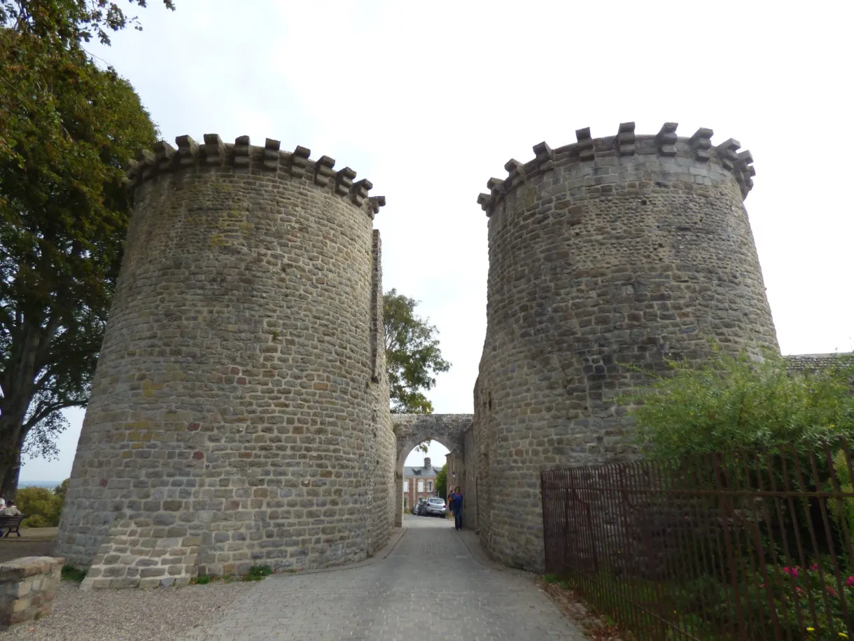 Porte fortifiée à deux tours rondes fermant la ville haute