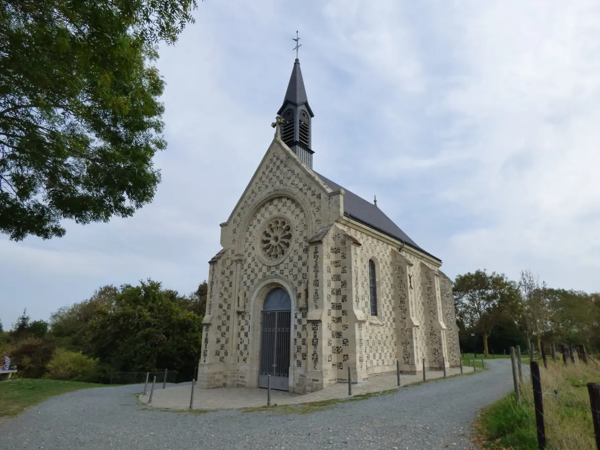 Chapelle en damier de silex et de pierre blanche