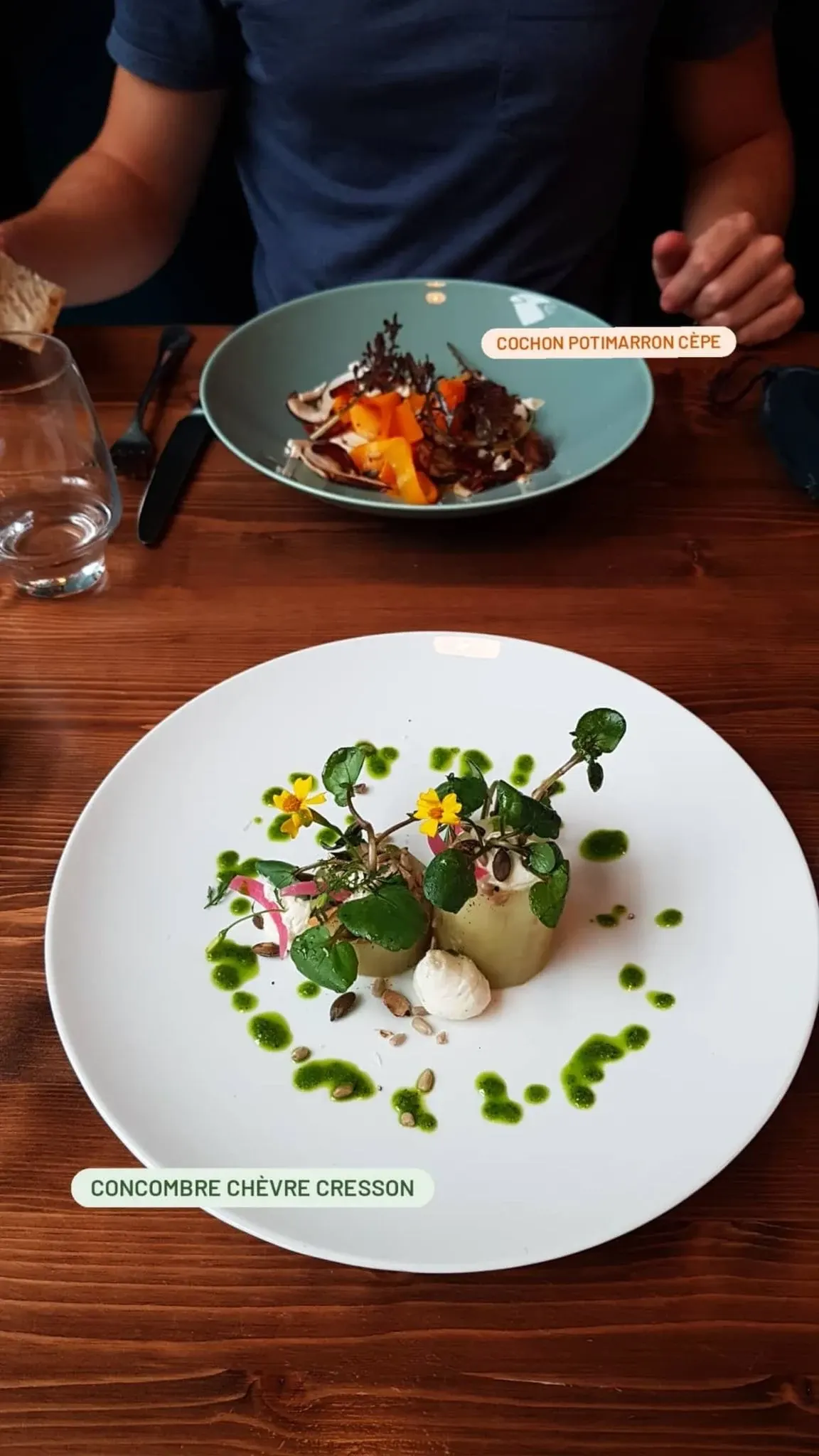 Assiette de concombre, chèvre et cresson sur une table en bois