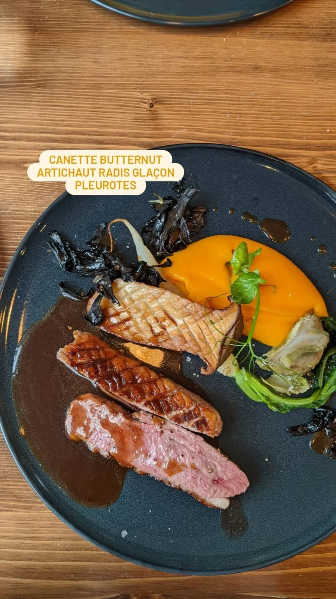 Canette rôtie au butternut servie dans une assiette bleue