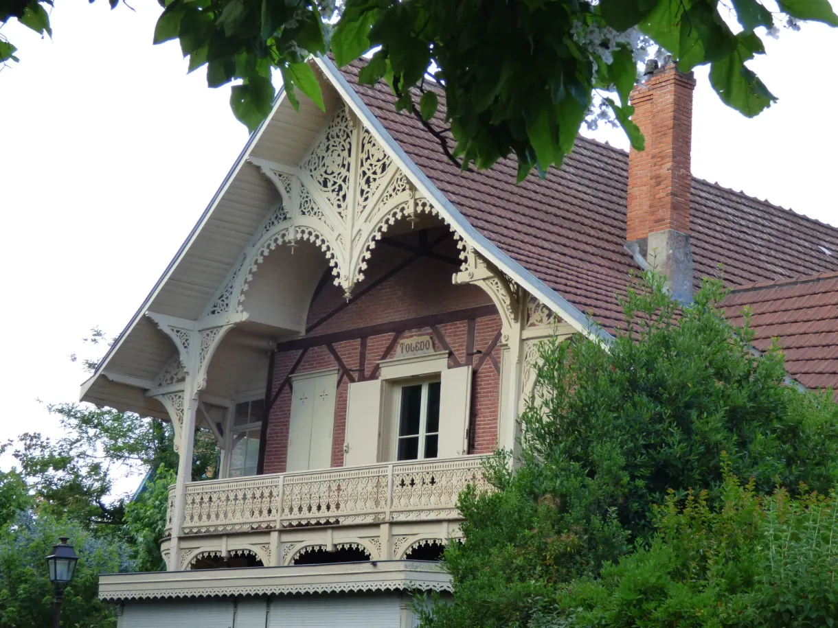 Balcon de bois découpé d'une villa arcachonnaise