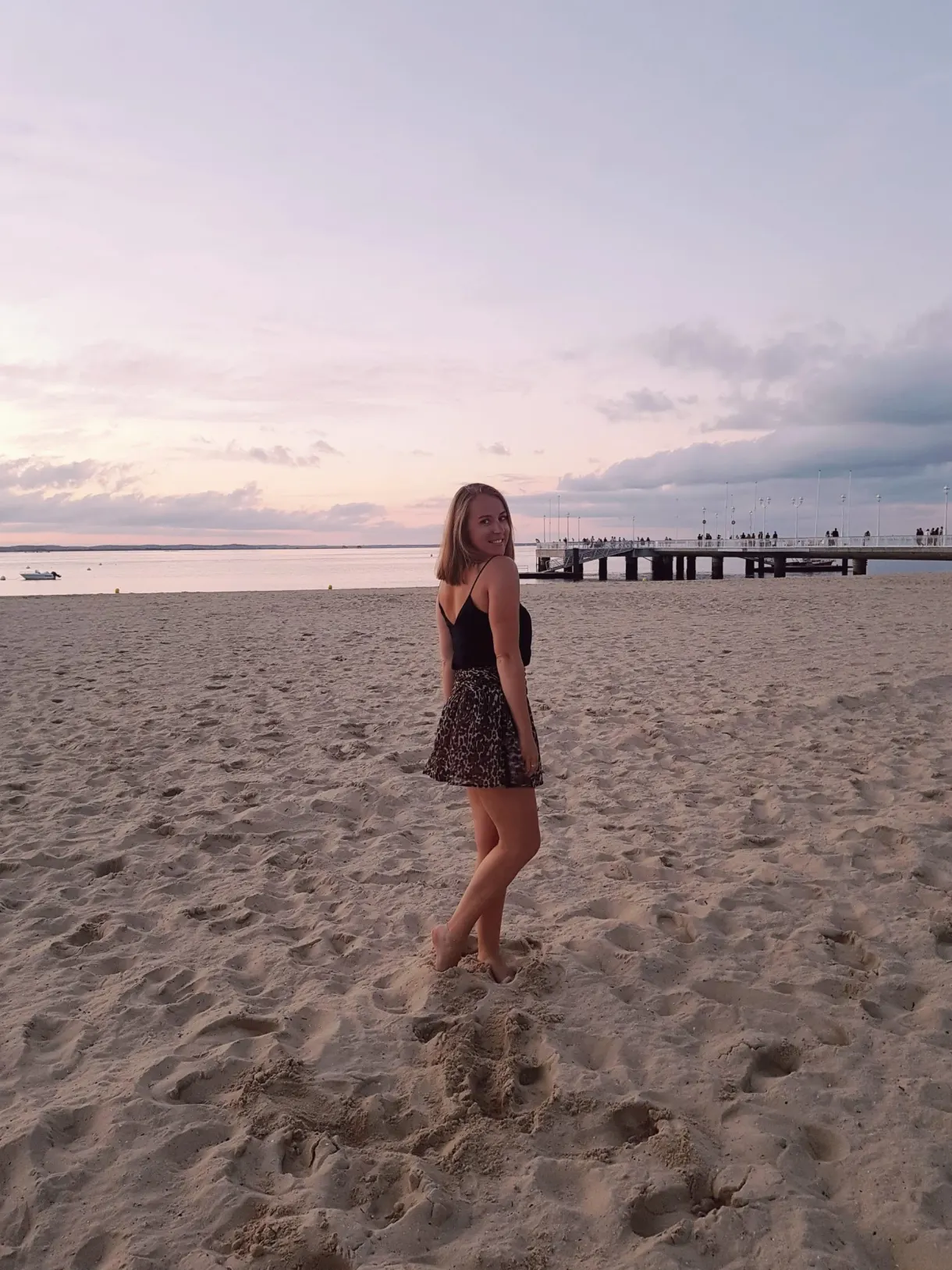 Plage au crépuscule, silhouette sur le sable rosé