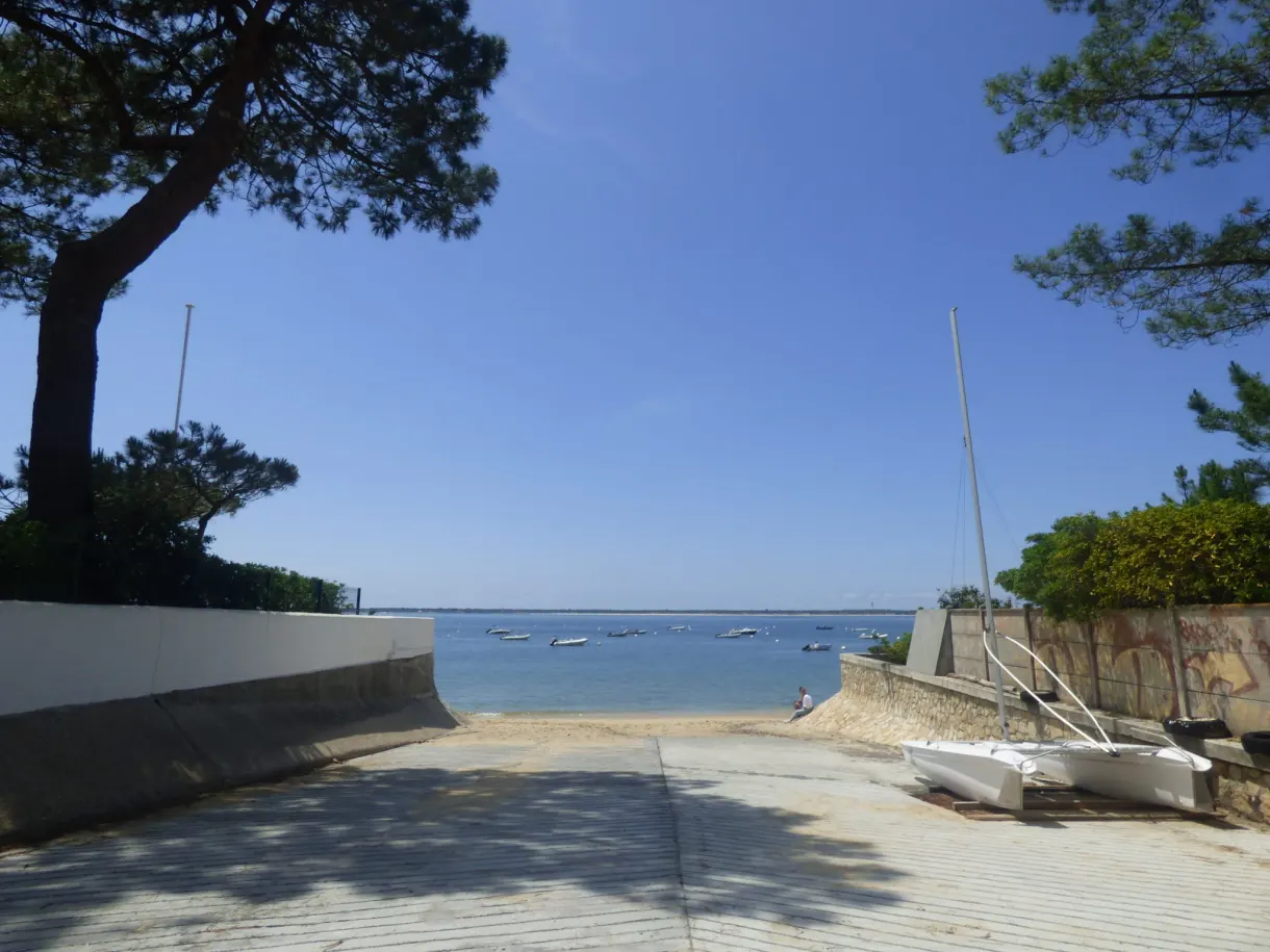 Cale de mise à l'eau et catamarans au bord du bassin