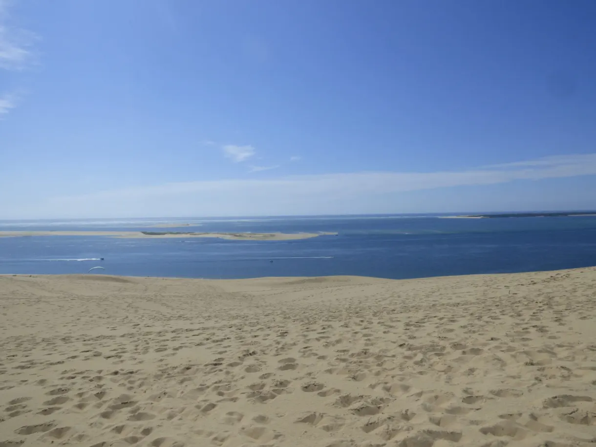 Depuis le sommet de la dune, le banc de sable et l'océan