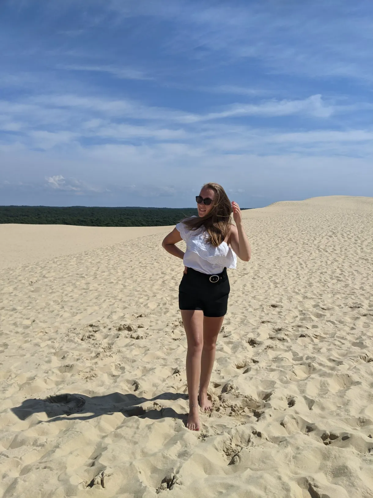 Sur le sable de la dune, forêt de pins en contrebas