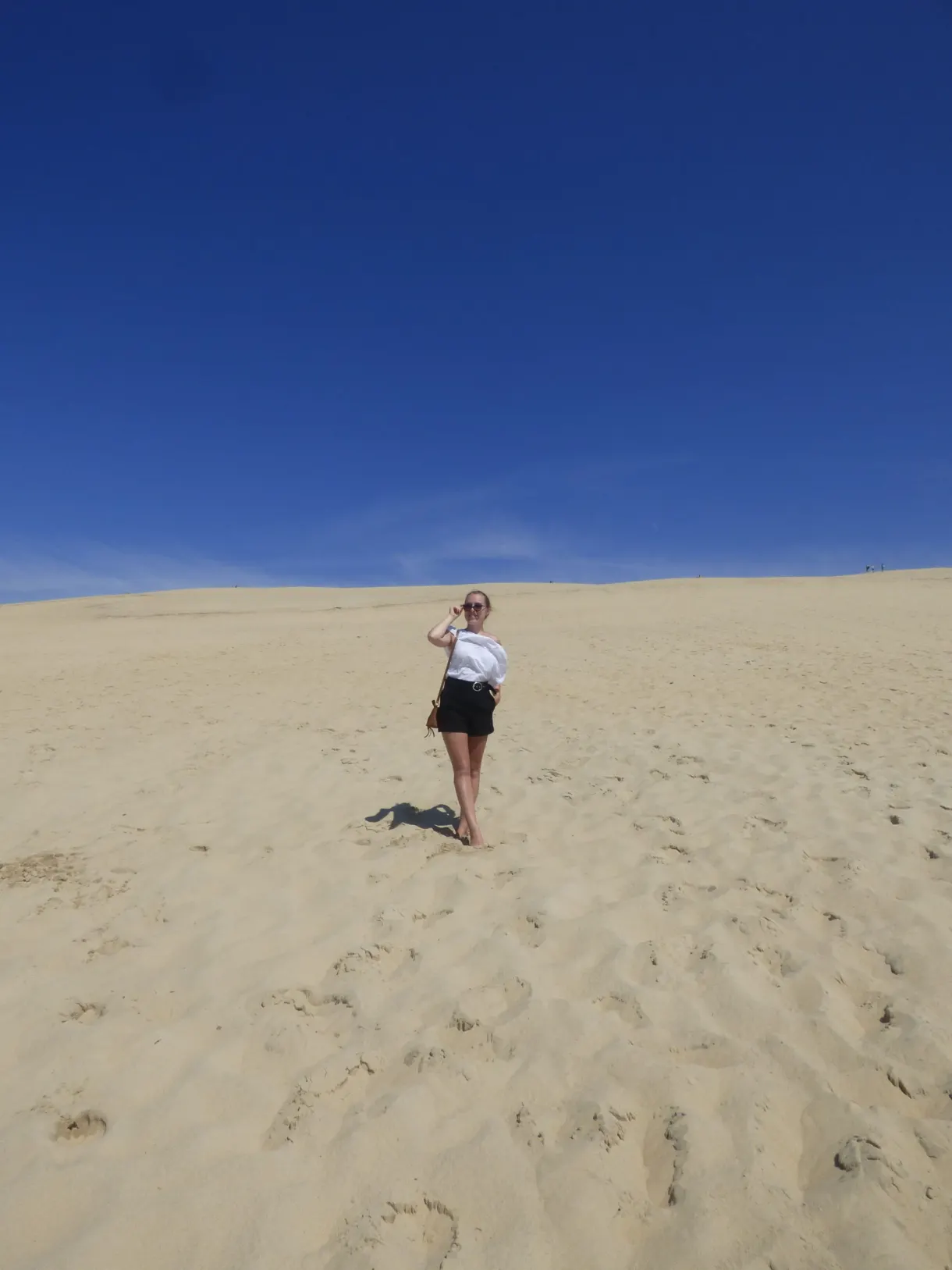 Silhouette isolée sur l'immense pente de sable