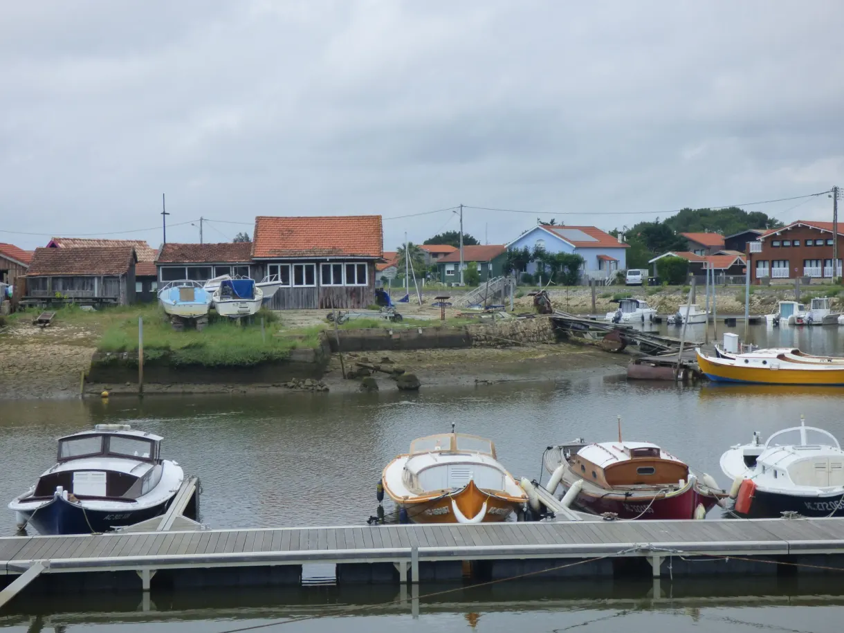 Cabanes ostréicoles et bateaux amarrés dans le port