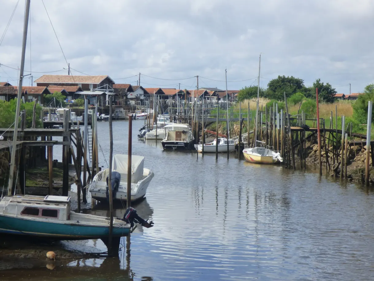 Port ostréicole à marée basse, coques posées sur la vase