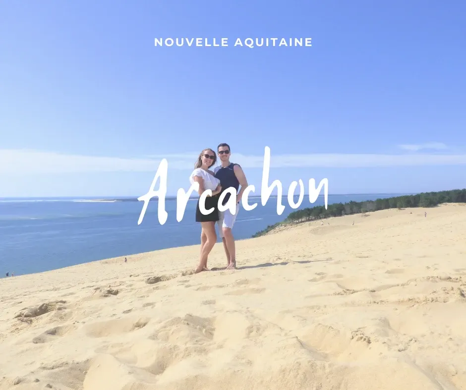 Couple posant sur la dune de sable face au bassin