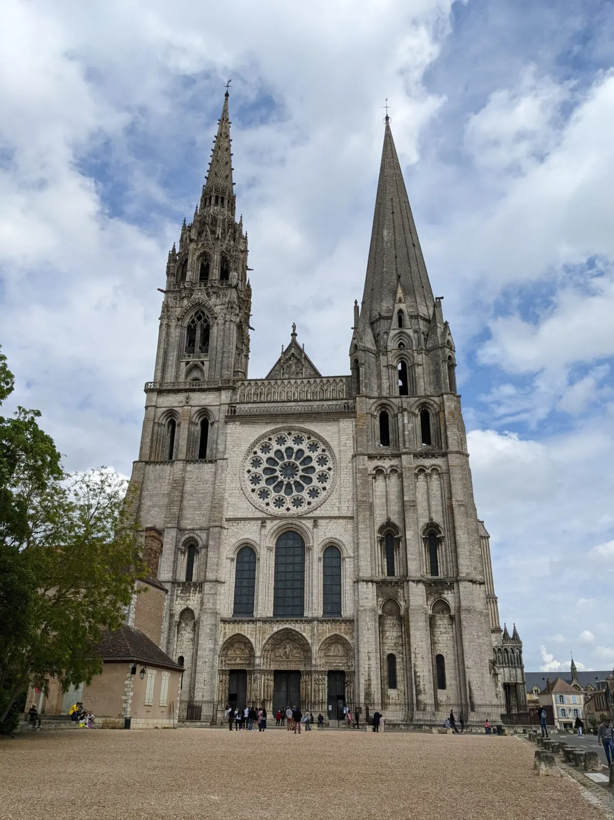 Façade ouest de la cathédrale et ses deux flèches dissemblables