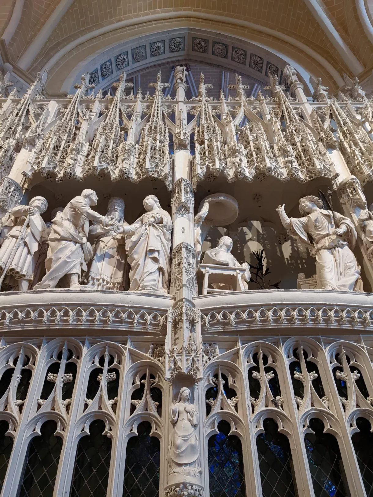 Statues sculptées du tour de chœur en pierre blanche