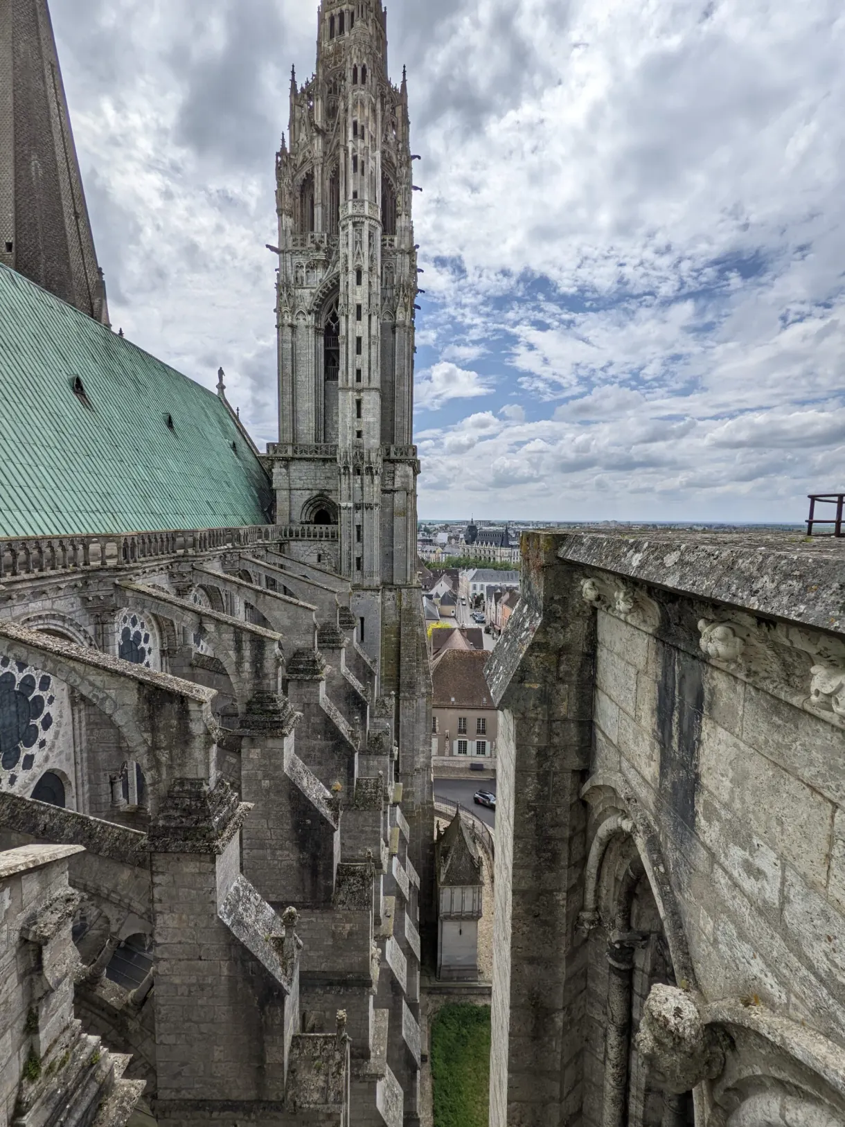 Arcs-boutants et toiture de cuivre vert vus des hauteurs