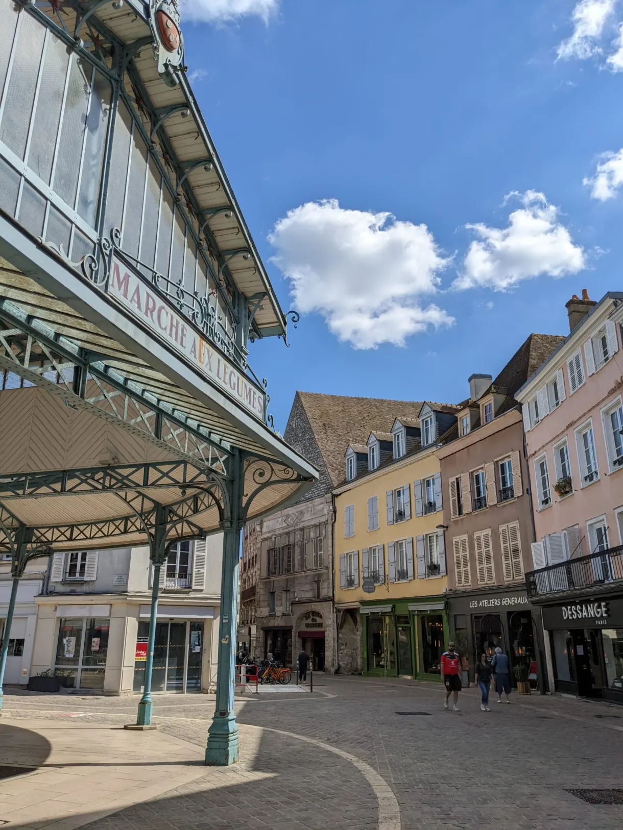 Halle métallique du marché couvert et façades de la place