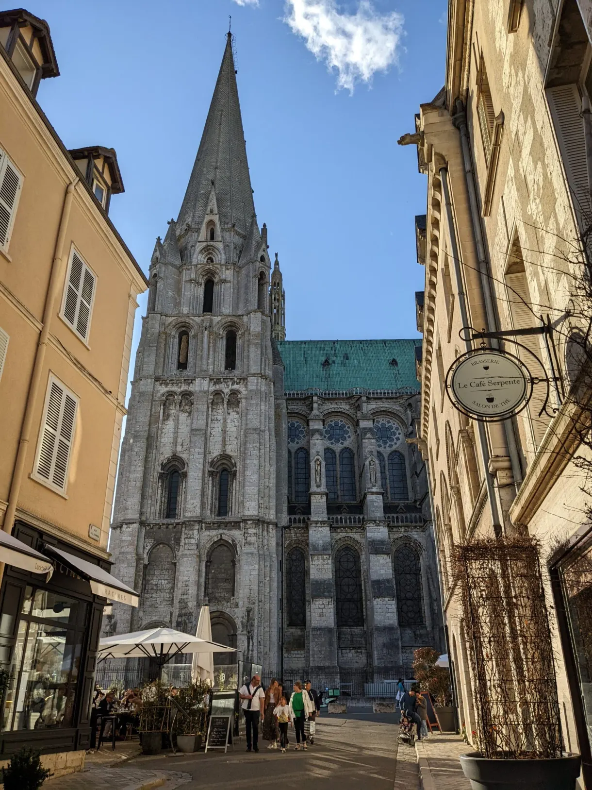 Flèche de la cathédrale apparaissant au bout d'une rue étroite