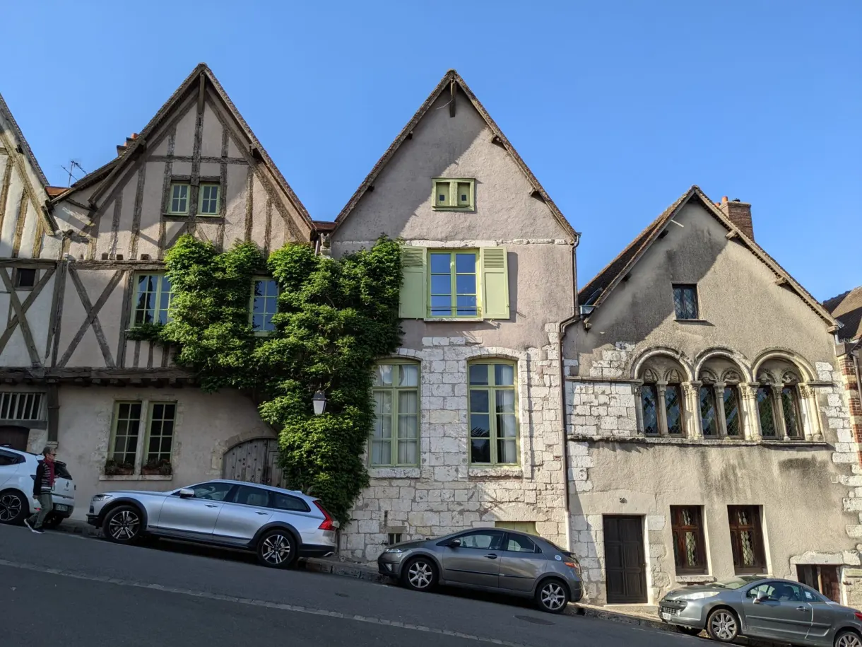 Pignons à colombages et maisons anciennes d'une rue en pente
