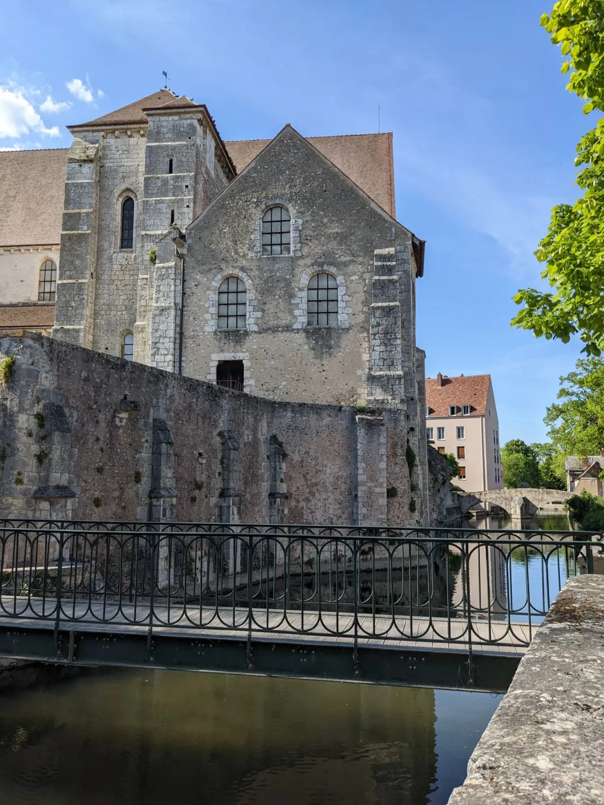 Ruines gothiques d'une collégiale se reflétant dans l'Eure