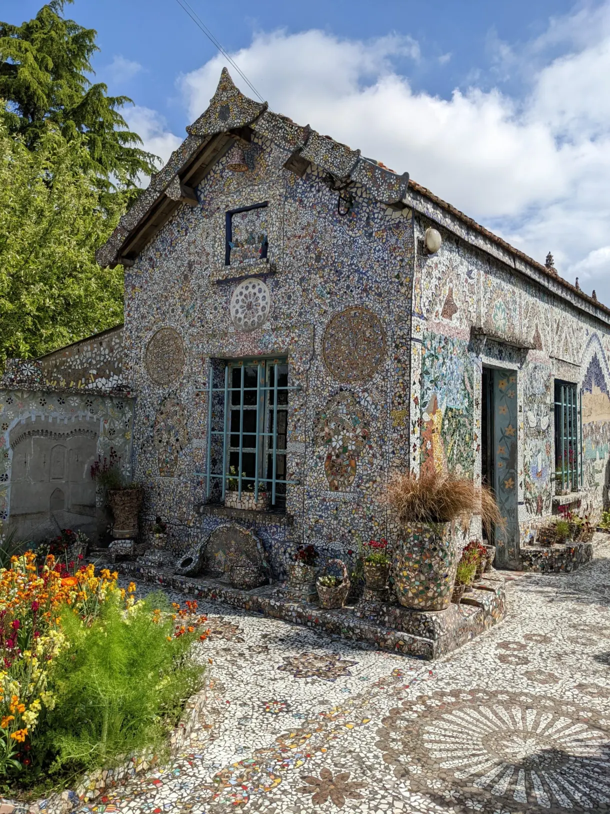 Maison entièrement recouverte de mosaïque de faïence