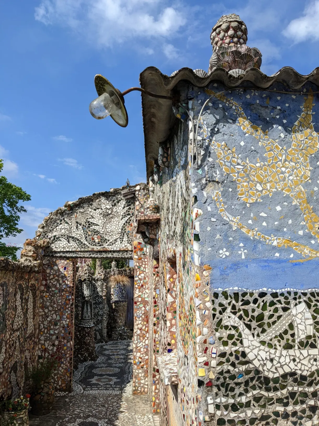 Passage couvert de mosaïque et fresque bleue étoilée