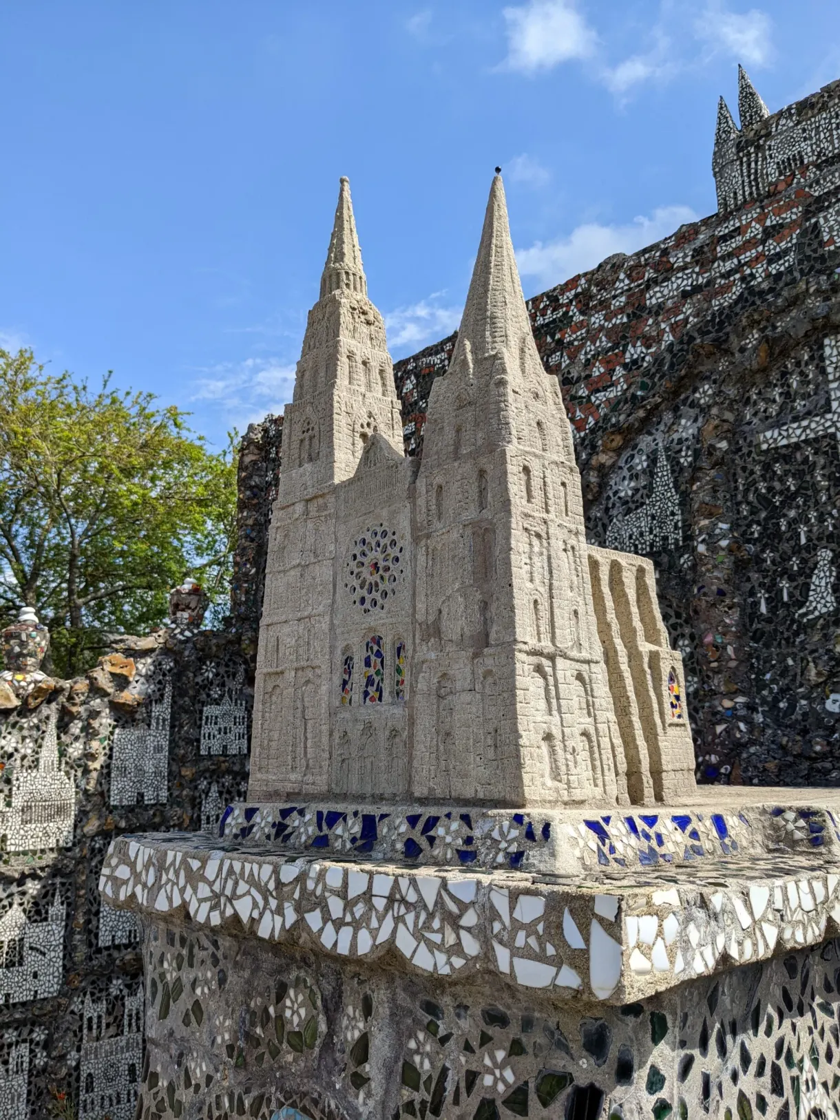 Maquette de cathédrale montée en éclats de faïence