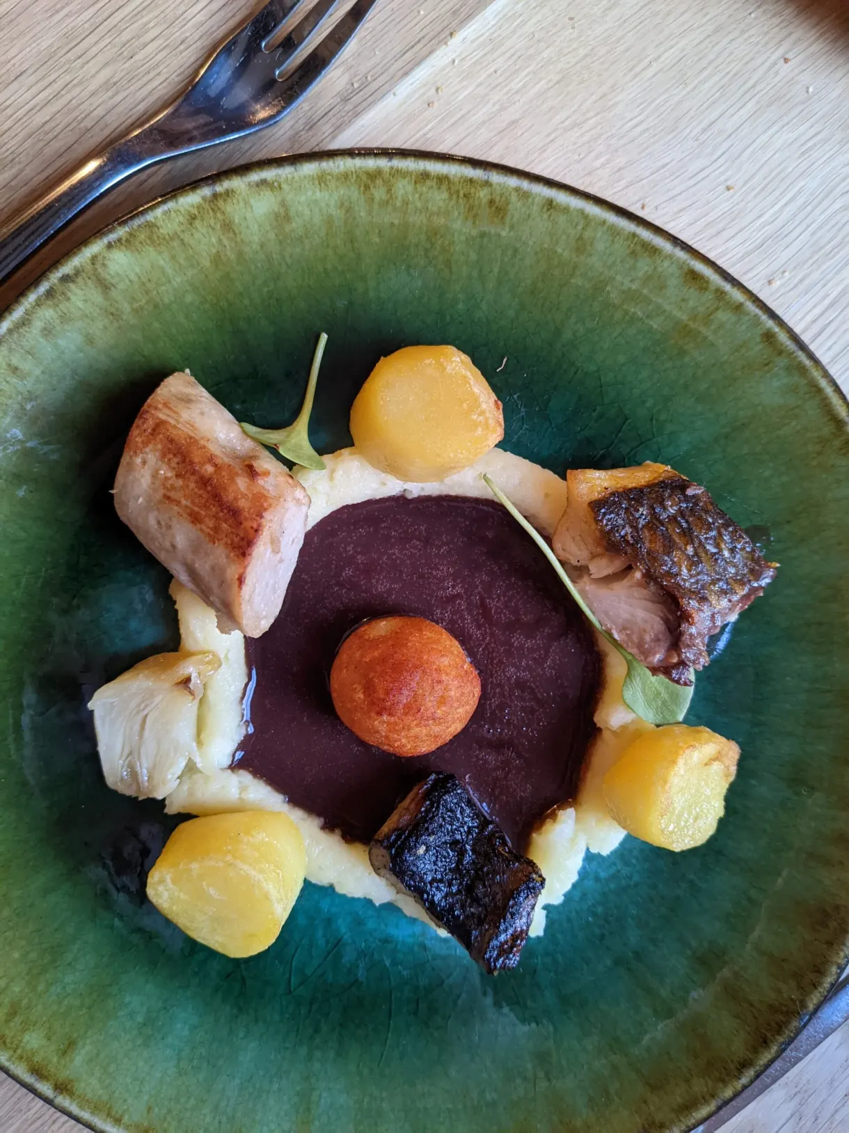 Poisson et pommes de terre nappés d'une sauce sombre