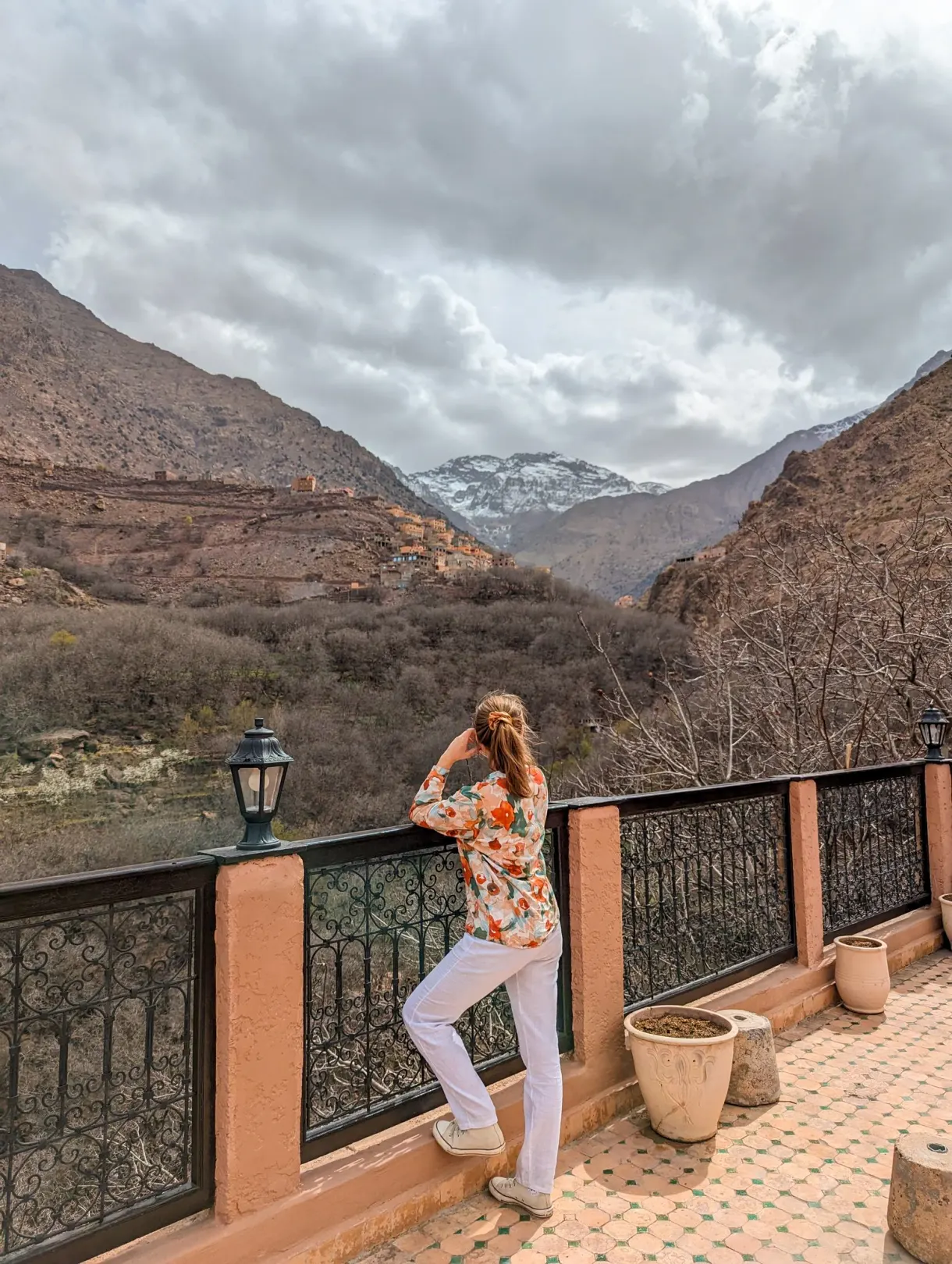 Marie sur la terrasse de la Kasbah du Toubkal face aux sommets enneigés du Haut Atlas