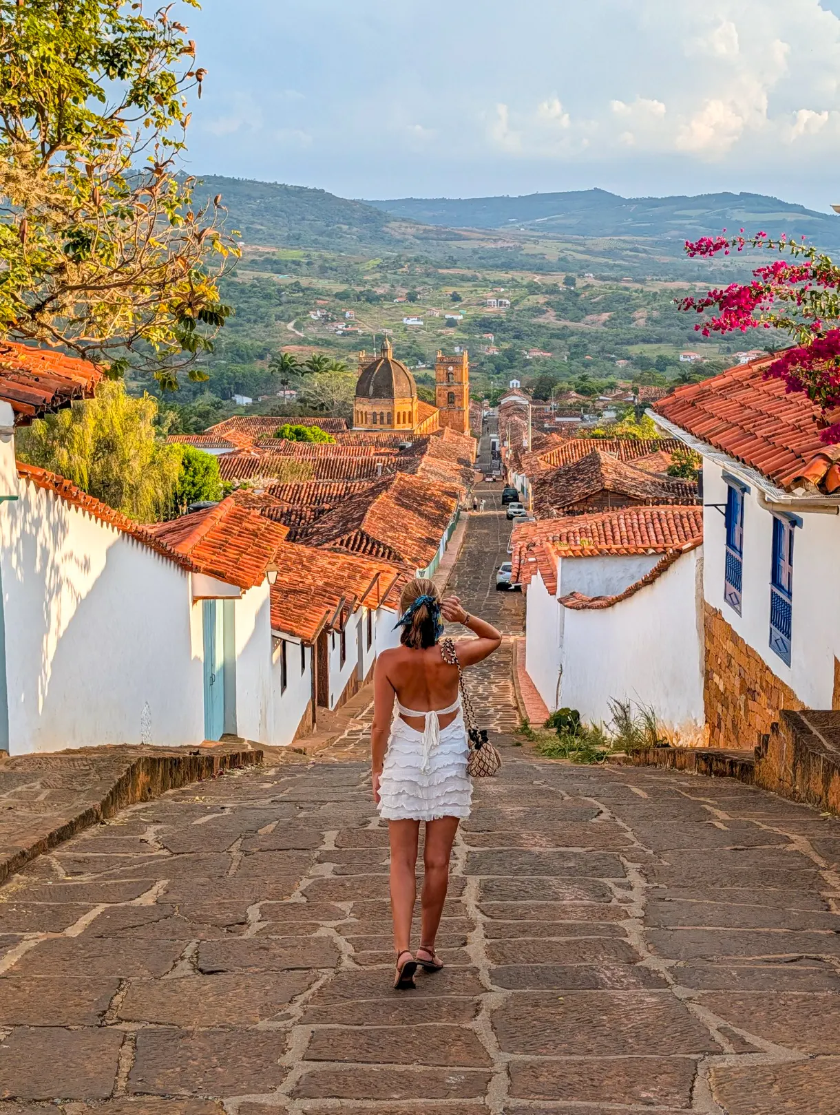 Rue pavée et maisons blanches du village de Barichara, en Colombie